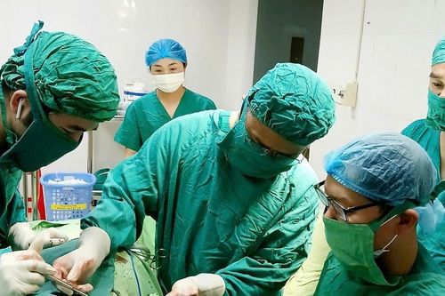 Hy hữu cụ bà 95 tuổi bị cành cây đâm vào lồng ngực 2 năm không hay biết