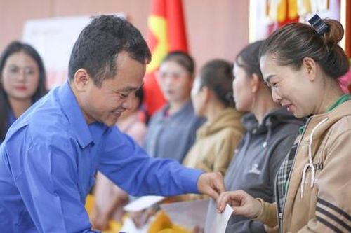 Ấm áp 'Gian hàng 0 đồng' cho thanh niên công nhân