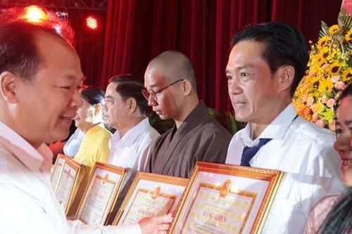 'Hiệp sĩ hút đinh' ở Bình Dương được tuyên dương gương tiêu biểu làm theo lời Bác