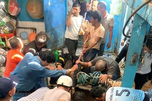Nghẹt thở giải cứu hai bố con bất tỉnh, thiếu oxy khi rơi xuống giếng sâu