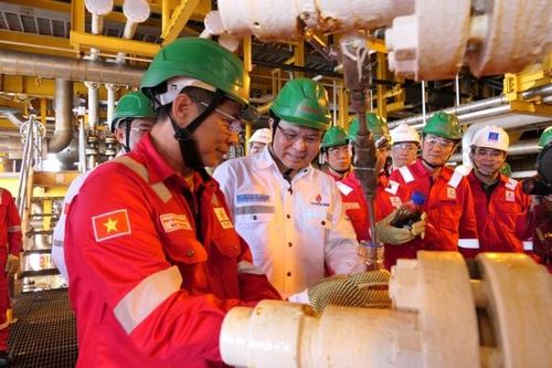 Đẩy nhanh tiến trình hoàn thiện thủ tục để ký kết hợp đồng dầu khí mới cho Lô 15-1