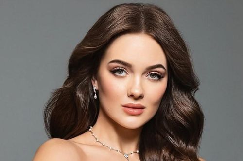 Cô gái đẹp như 'búp bê sống', làm giám đốc khi mới 18 tuổi thi Hoa hậu Thế giới