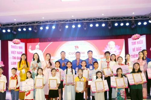 Hai thí sinh đến từ Trường PTTH Dân tộc nội trú Nghệ An và Tiểu học Hà Huy Tập 2 đoạt giải Nhất cuộc thi 'Tìm hiểu thân thế, sự nghiệp Chủ tịch Hồ Chí Minh'