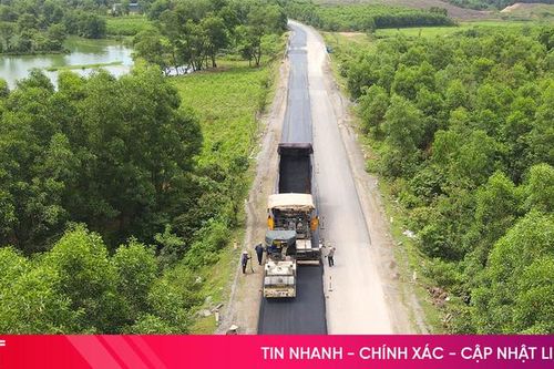 Sửa chữa hư hỏng trên đường ven biển Hà Tĩnh