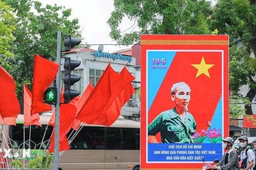 Hà Nội rực rỡ cờ hoa, pano, áp phích chào mừng Ngày sinh Chủ tịch Hồ Chí Minh