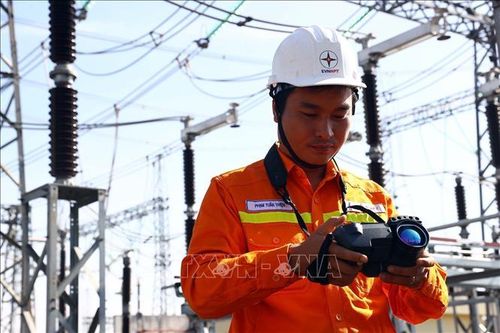 'Căng mình' bảo đảm dòng điện mùa nắng nóng