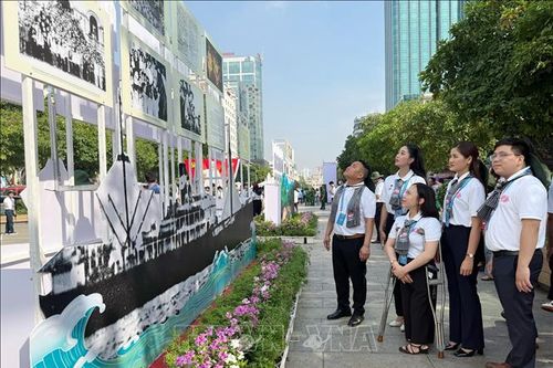 Trưng bày những hình ảnh về cuộc đời Chủ tịch Hồ Chí Minh