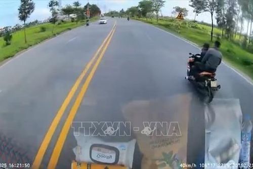 Xử lý nghiêm thanh niên điều khiển xe mô tô cản trở, ngăn chặn xe ô tô lưu thông