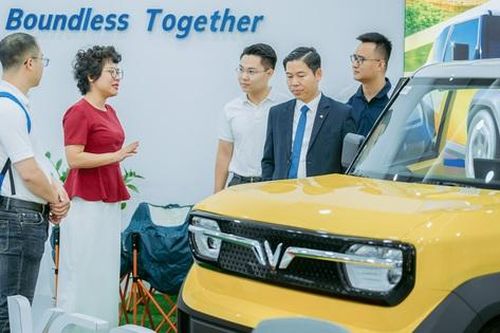Xanh SM và hai mẫu xe điện VinFast ra mắt tại Lào