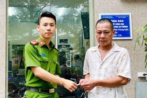 Chiếc ví có nhiều đồ quan trọng bị đánh rơi và hành động ấm áp của người đàn ông