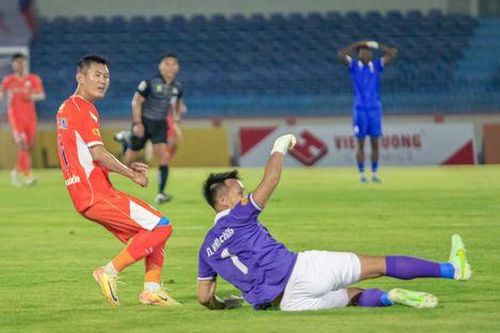 CĐV Quảng Nam phản ứng dữ dội sau trận thua đội thủ môn Bùi Tiến Dũng