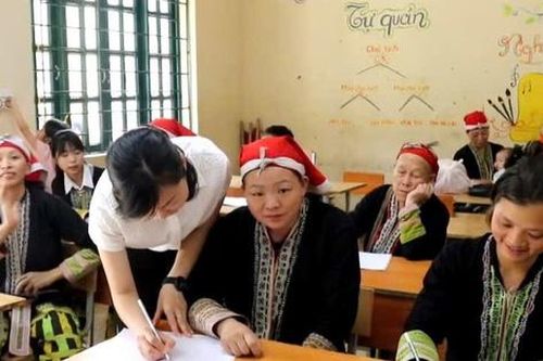 Sa Pa, Lào Cai: Phụ nữ dân tộc thiểu số học chữ để nâng cao kỹ năng mưu sinh