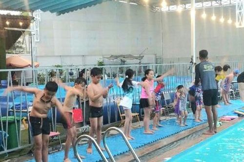 Trang bị kỹ năng bơi và giữ bình tĩnh khi gặp sự cố dưới nước cho trẻ em