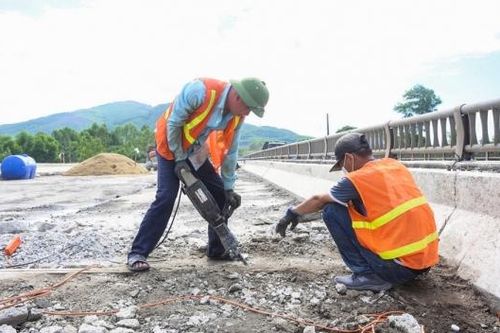 Hà Tĩnh: Công nhân 'đội nắng', miệt mài sửa chữa cầu Rác