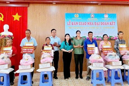 Bàn giao 15 nhà Đại đoàn kết từ mô hình '2 an' cho người dân xã Lê Trì