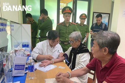 Nêu cao tinh thần 'Vì nhân dân phục vụ'