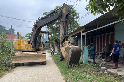 Hiến đất làm đường nông thôn mới