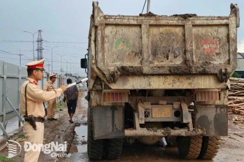 Lập biên bản 1 xe tải làm rơi đất ra đường Võ Nguyên Giáp, gây mất an toàn giao thông