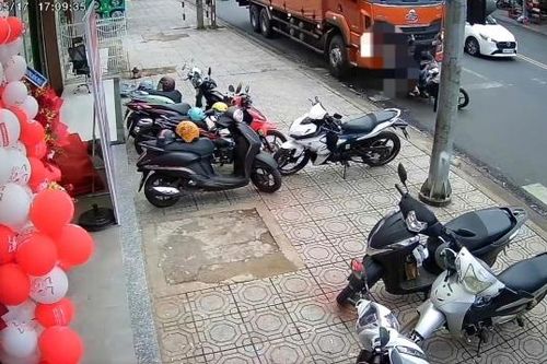 Bảo Lộc: Xe tải tự trôi tông xe máy đang dừng đèn đỏ khiến người đàn ông tử vong
