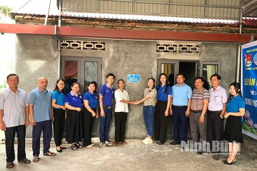 Trao hỗ trợ sửa chữa nhà ở cho hộ cận nghèo ở xã Hùng Tiến