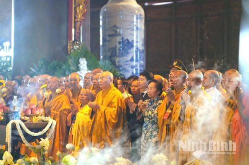 Cung rước xá lợi Đức Phật về chùa Tam Chúc
