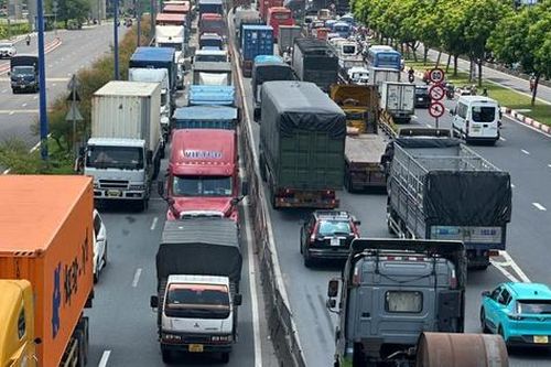 TP.HCM: Ngã tư Thủ Đức kẹt cứng trưa cuối tuần, xe container nối hàng dài nhiều kilomet