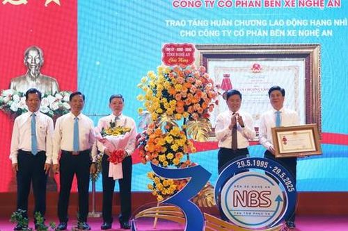 Công ty CP Bến xe Nghệ An được tặng Huân chương Lao động hạng Nhì