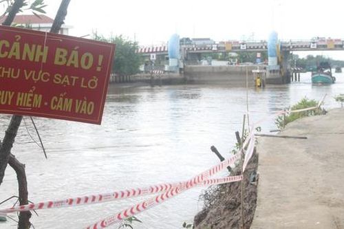 Bạc Liêu: Sạt lở đất trong đêm, nguy cơ chia cắt đường giao thông