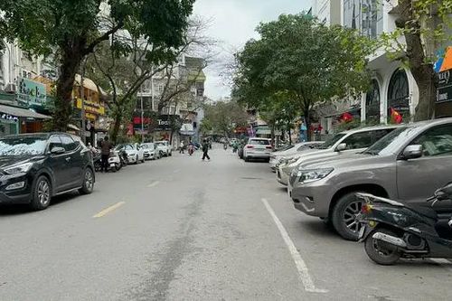 Hà Nội phạt ô tô đỗ sai quy định trên nhiều phố