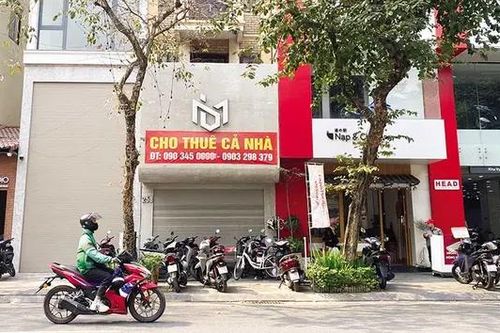 Nhà đầu tư quay lưng với mặt bằng nhà phố
