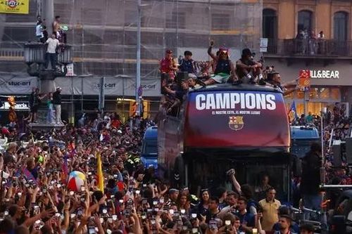 'Biển người' tại lễ rước cúp vô địch của Barcelona