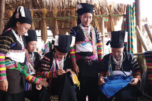 Độc đáo trang phục dân tộc Lô Lô đen