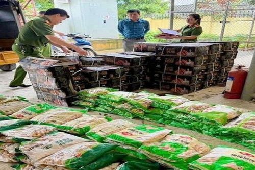 Phát hiện 29 tấn thực phẩm không rõ nguồn gốc chỉ trong 1 ngày ở Hà Giang