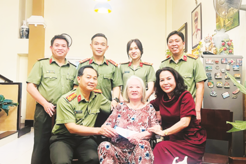 Phòng Tổ chức cán bộ Công an TPHCM thăm hỏi, tri ân các thế hệ lãnh đạo đơn vị