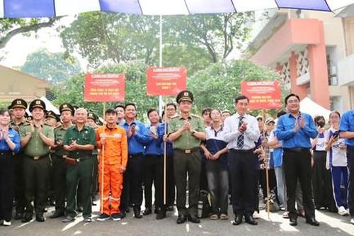 Tuổi trẻ TPHCM ra quân xây dựng mỹ quan đô thị và góp ý sửa đổi Hiến pháp trên VNeID