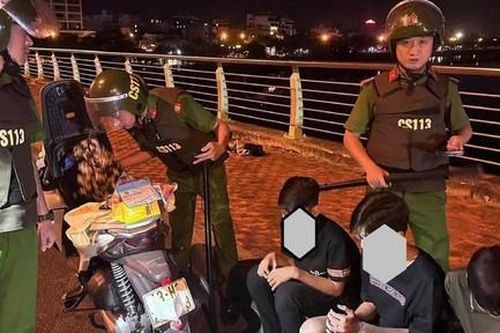 Bắt nhóm thiếu niên mang súng tự chế chạy xe tốc độ cao trên đường phố