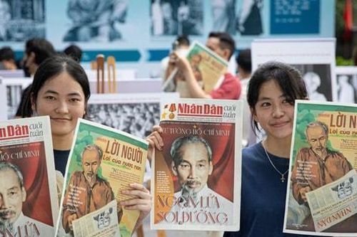 Triển lãm ảnh 'Rạng rỡ bên Người'
