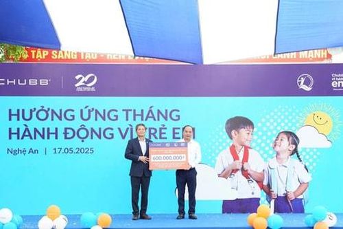Trao học bổng và quà trị giá 600 triệu đồng tặng trẻ em có hoàn cảnh đặc biệt, khó khăn