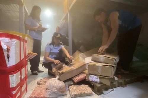 Đón lõng xe tải đang lưu thông, hàng ngàn sản phẩm sữa bột, thực phẩm chức năng và thực phẩm bẩn được ngăn chặn