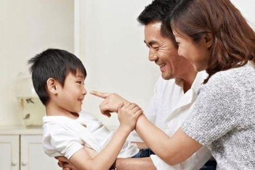 Cha mẹ của những đứa trẻ 'giàu có' thường xuyên nói 8 câu