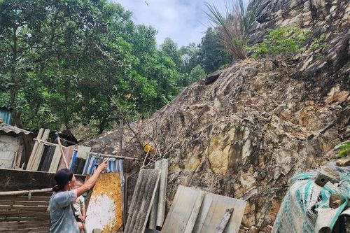 Đá núi 'rình rập' nhà dân ở Đông Ninh sau mưa lũ