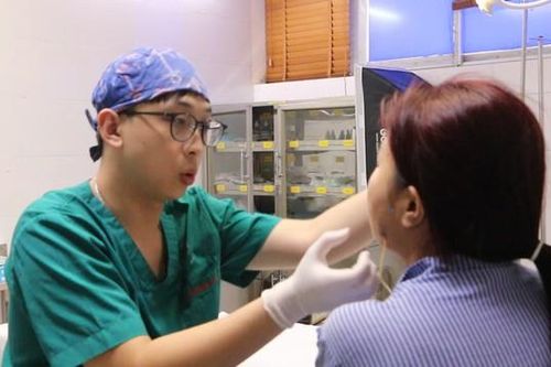 Má chứa đầy mủ đặc quánh sau tiêm thon gọn hàm ở spa