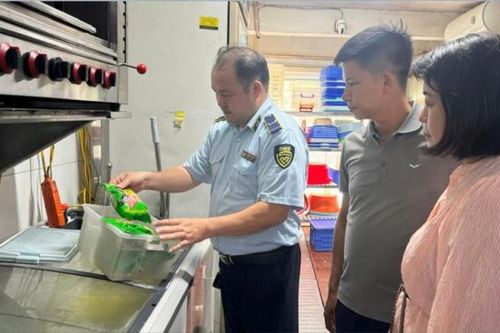 Quảng cáo thổi phồng thực phẩm chưa rõ nguồn gốc: Ai kiểm soát?