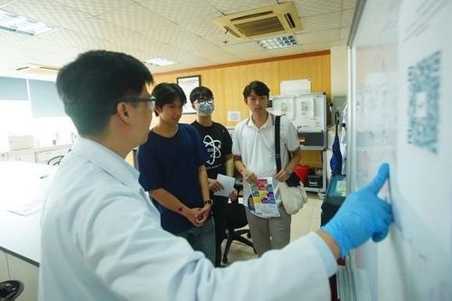 Khui 'sít rịt' siêu hấp dẫn ở Ngày hội tuyển sinh khối các ngành Khoa học và Công nghệ
