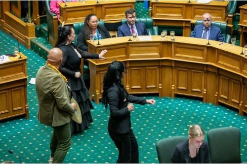 Khuyến nghị chưa từng có với 3 nghị sĩ New Zealand