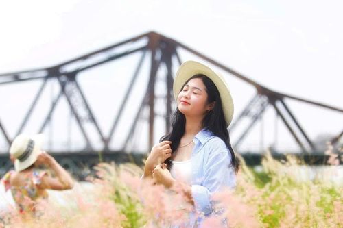 Bãi cỏ màu hồng dưới chân cầu Long Biên thu hút nhiều người dân tới chụp ảnh