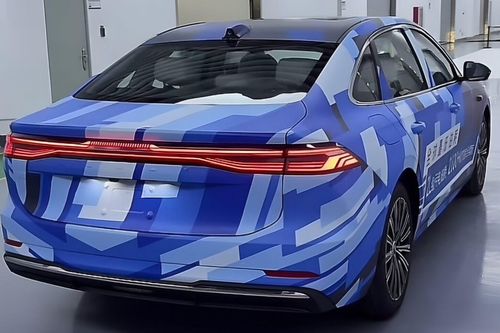 Lộ diện sedan hybrid mới của Geely, đi được hơn 2.100 km/lần sạc