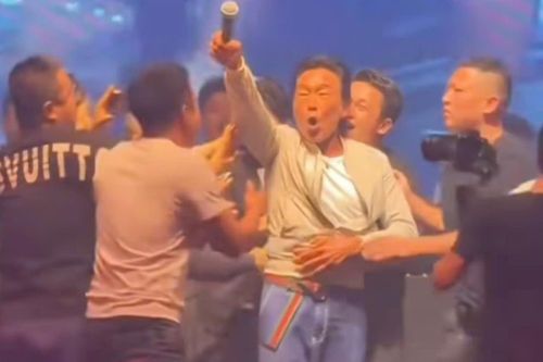 Khán giả lao lên ôm hôn Trịnh Hạo Nam