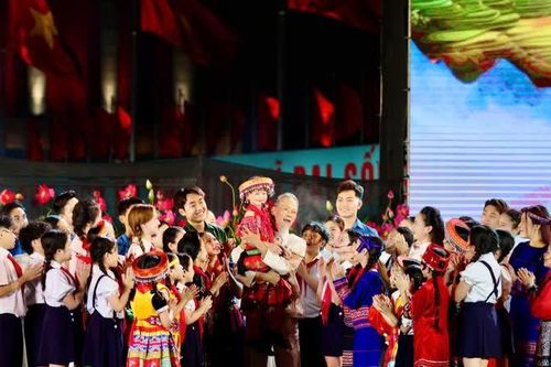 Hàng nghìn khán giả đội mưa đón xem chương trình nghệ thuật đặc biệt 'Người là Hồ Chí Minh'