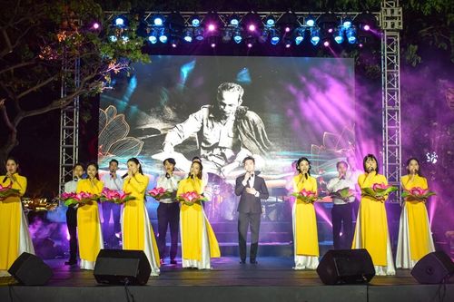 Lắng đọng đêm nhạc tri ân Bác Hồ chủ đề 'Mãi ơn Người'